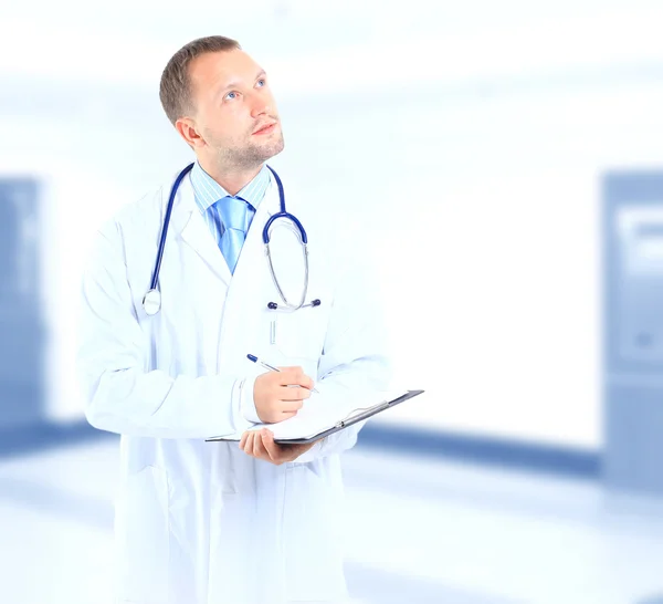 Portrait de médecin en manteau blanc et stéthoscope avec bras croisés — Photo