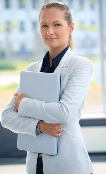 Zakenvrouw poserend met laptop — Stockfoto