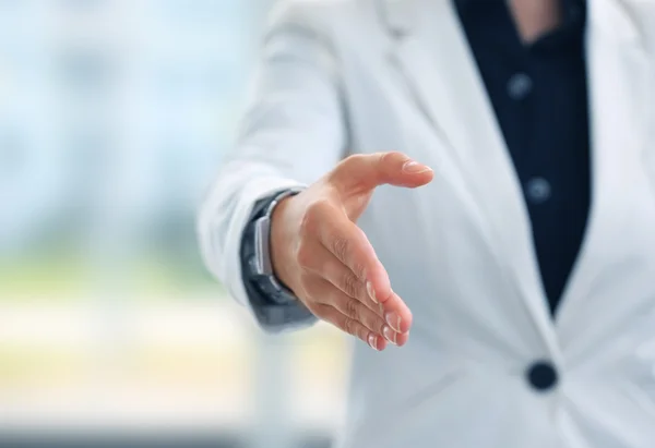 Mujer de negocios dando apretón de manos —  Fotos de Stock