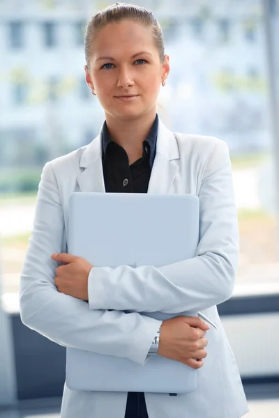 Affärskvinna som poserar med laptop — Stockfoto