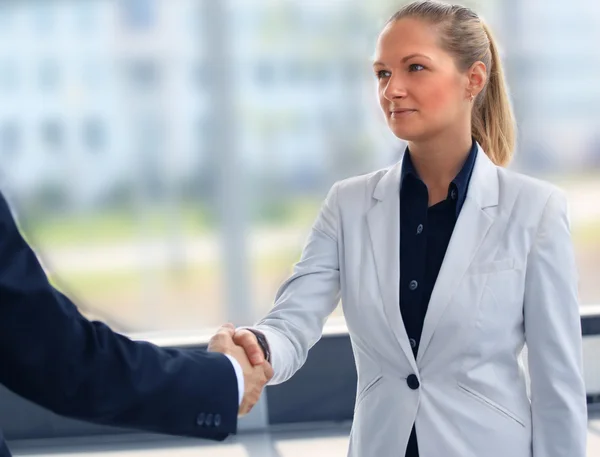 Den vänliga affärskvinna håller tjejhänder i hälsning när mötet — Stockfoto