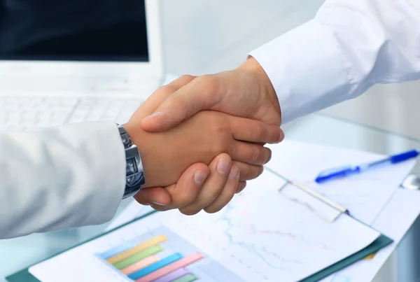 Close-up van een bedrijf de hand te schudden tussen twee collega's — Stockfoto