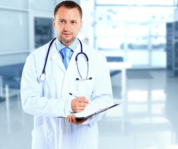 Ritratto di medico in mantello bianco e stetoscopio con braccia incrociate Fotografia Stock