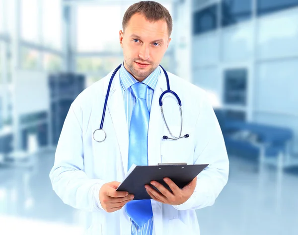 Retrato de doctor en bata blanca y estetoscopio con brazos cruzados — Foto de Stock