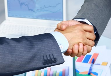 Bir iş elin çekim iki arkadaşları arasında sallamak