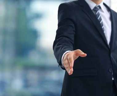 İşi bağlamaya hazır eli açık bir iş adamı.