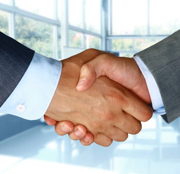 Закрытие делового рукопожатия между двумя коллегами — стоковое фото