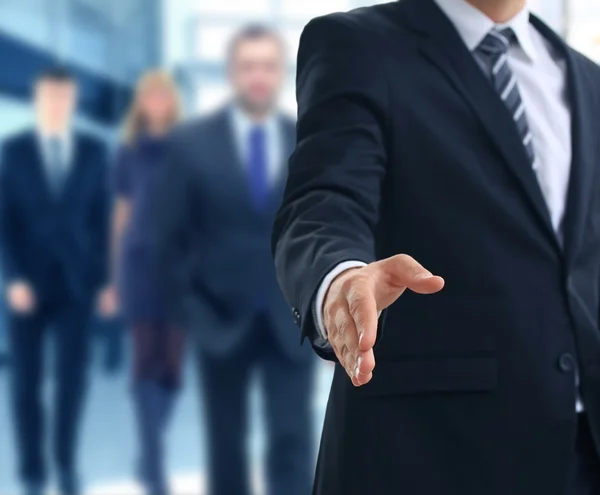 Un hombre de negocios con la mano abierta listo para cerrar un trato — Foto de Stock