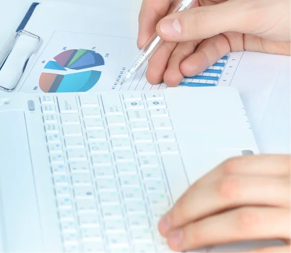 Close-up van vrouwelijke handen aanraken knoppen van witte laptop en het bedrijf pen — Stockfoto