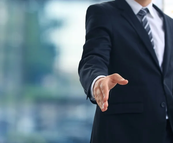 İşi bağlamaya hazır eli açık bir iş adamı.