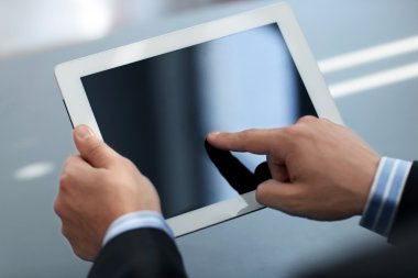Dijital tablet tutan işadamı