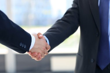 Bir iş elin çekim iki arkadaşları arasında sallamak