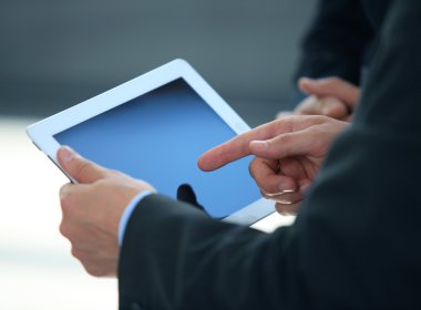 Dijital tablet tutan işadamı
