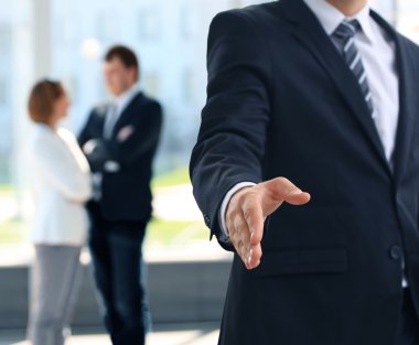 İşi bağlamaya hazır eli açık bir iş adamı.