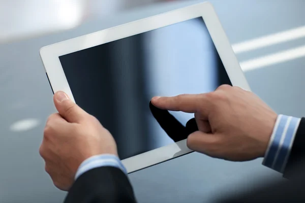 Biznesmen trzymający tablet cyfrowy — Zdjęcie stockowe