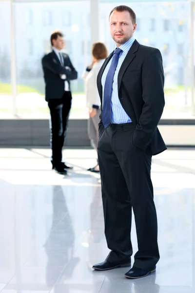 Uomo d'affari di successo in ufficio — Foto Stock