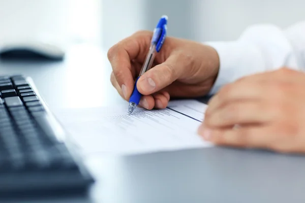 bir kağıda yazı eller