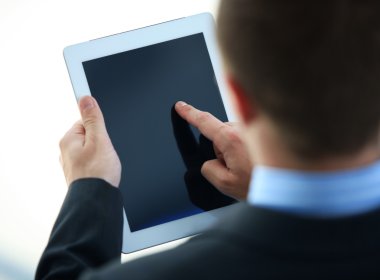 Dijital tablet tutan işadamı