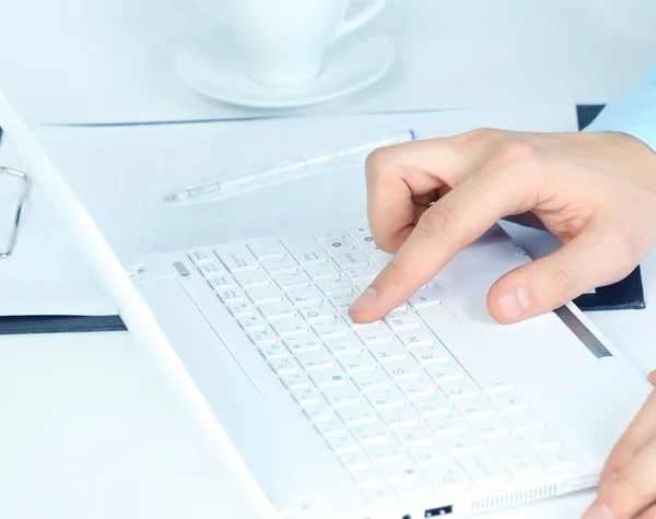 Mãos humanas trabalhando no laptop no fundo do escritório — Fotografia de Stock