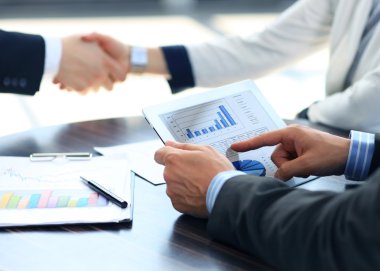 Dijital tablet tutan işadamı