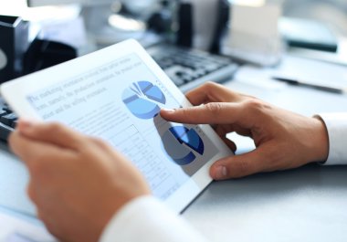 iş kişi mali tablet ekrandaki istatistik analiz