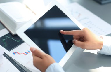 Dijital tablet tutan işadamı