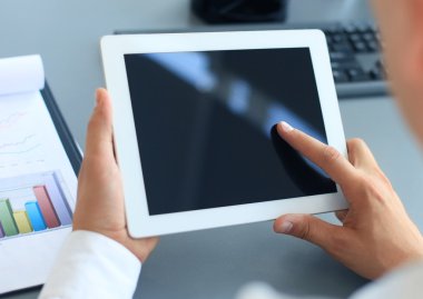 tablet pc ekranın işaret eden işadamı parmak