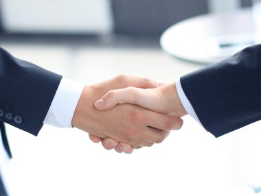 Bir iş elin çekim iki arkadaşları arasında sallamak