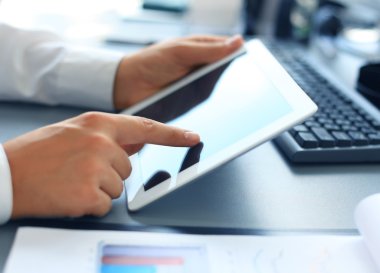 tablet pc ekranın işaret eden işadamı parmak