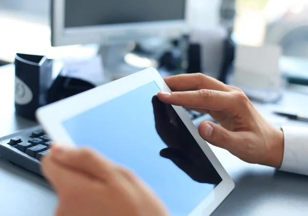 Geschäftsmann mit digitalem Tablet — Stockfoto