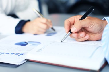 bir sözleşme imzalayarak office masada oturan businesspersons