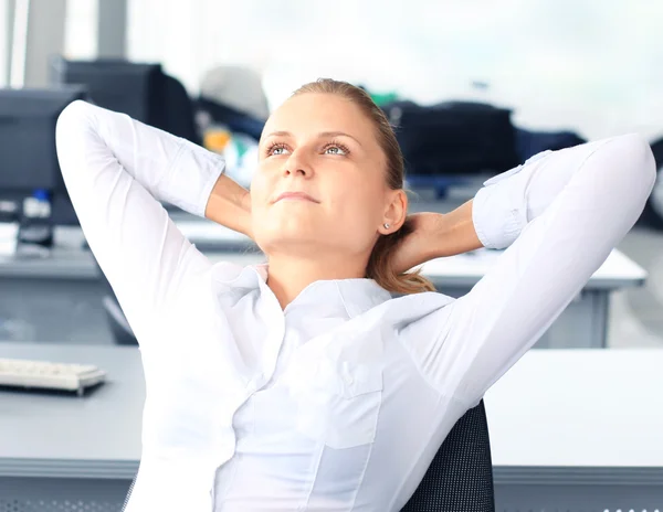 Porträt einer jungen Geschäftsfrau, die es sich im Büro gemütlich macht — Stockfoto