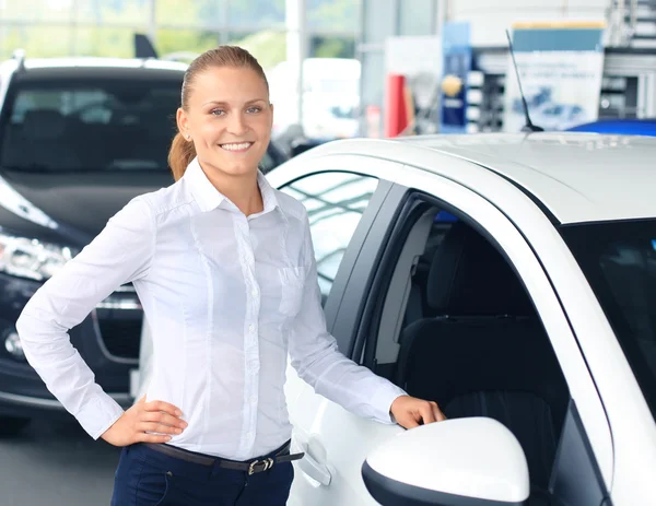 Mujer de pie cerca del coche — Foto de Stock