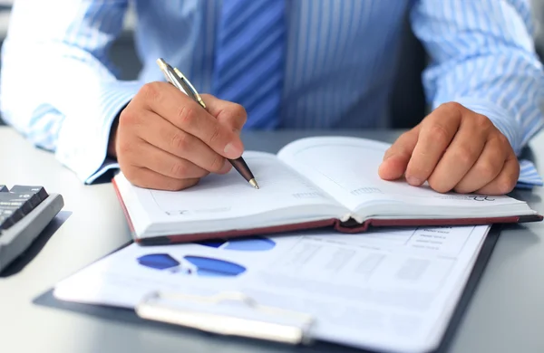 Empresária faz uma nota no caderno . — Fotografia de Stock