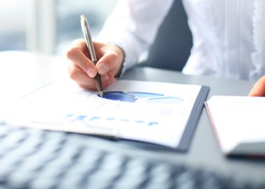 grafikler ve işadamı tarafından analiz yakın çekim