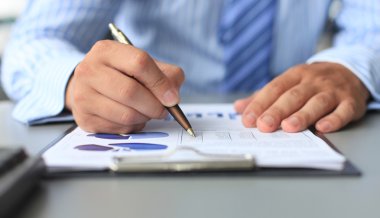 grafikler ve işadamı tarafından analiz yakın çekim