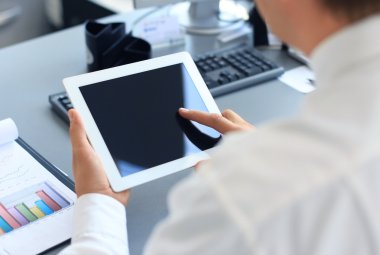 Dijital tablet tutan işadamı