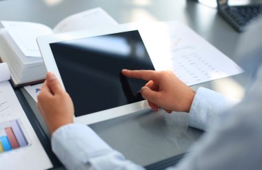 Dijital tablet tutan işadamı