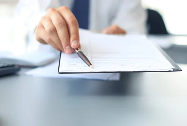 Afbeelding van zakelijke document wordt getoond door vrouwelijke — Stockfoto