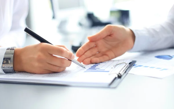 Persona de negocios irreconocible analizando gráficos y tomando notas — Foto de Stock