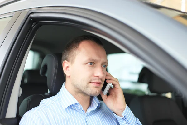 Porträtt av affärsman inne i bilen — Stockfoto