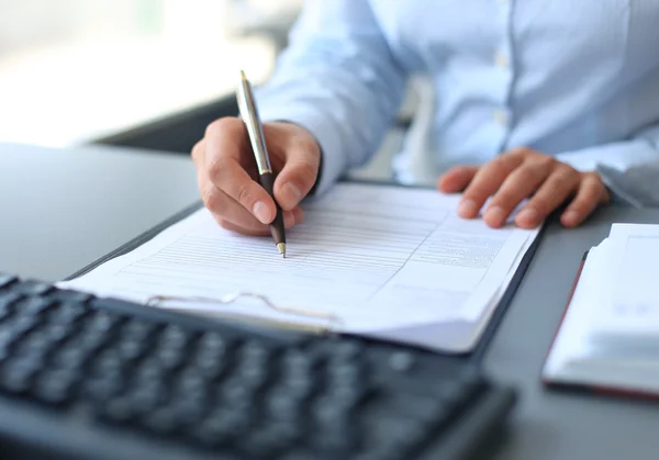 Geschäftsfrau zeigt auf Geschäftsdokument — Stockfoto