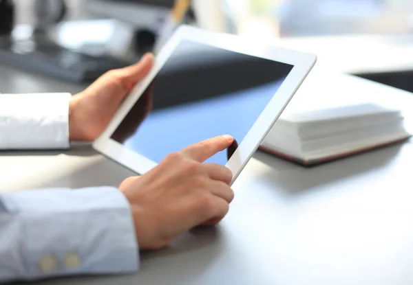 Geschäftsfrau Hände mit Touchpad — Stockfoto