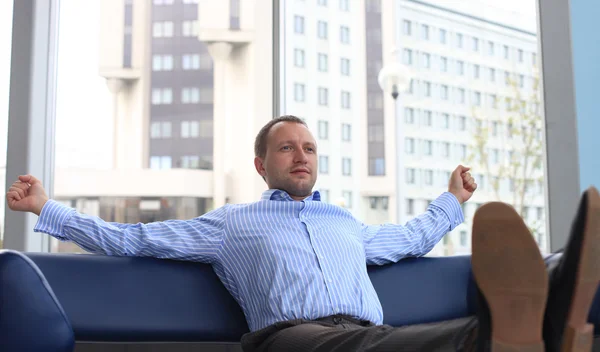 Homme d'affaires relaxant au bureau avec ses chaussures sur le bureau — Photo