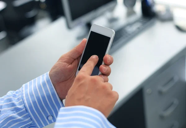 Primo piano di un uomo che utilizza lo smartphone mobile — Foto Stock