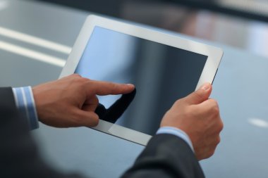 Dijital tablet tutan işadamı