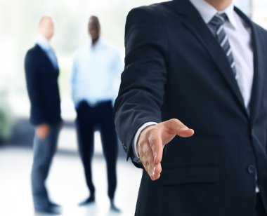 İşi bağlamaya hazır eli açık bir iş adamı.