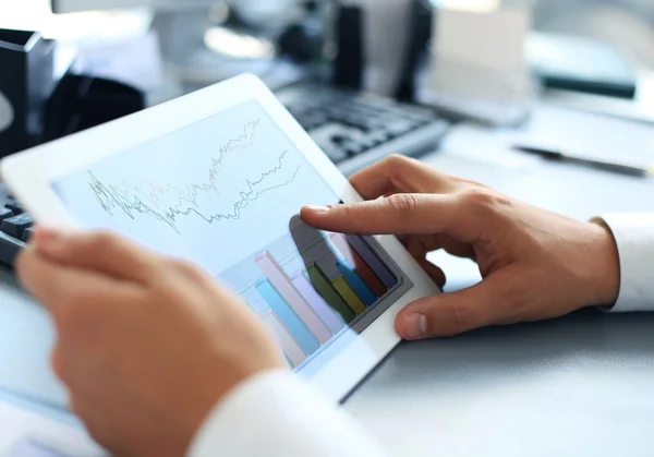 Geschäftsmann analysiert Finanzstatistiken auf dem Tablet-Bildschirm — Stockfoto