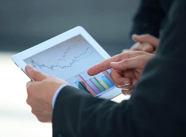 Persona d'affari che analizza le statistiche finanziarie visualizzate sullo schermo del tablet — Foto Stock