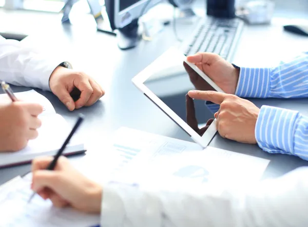 Şirketin çalışmalarında kaydedilen ilerlemeyi gösteren mali rakamları analiz eden bir iş danışmanı